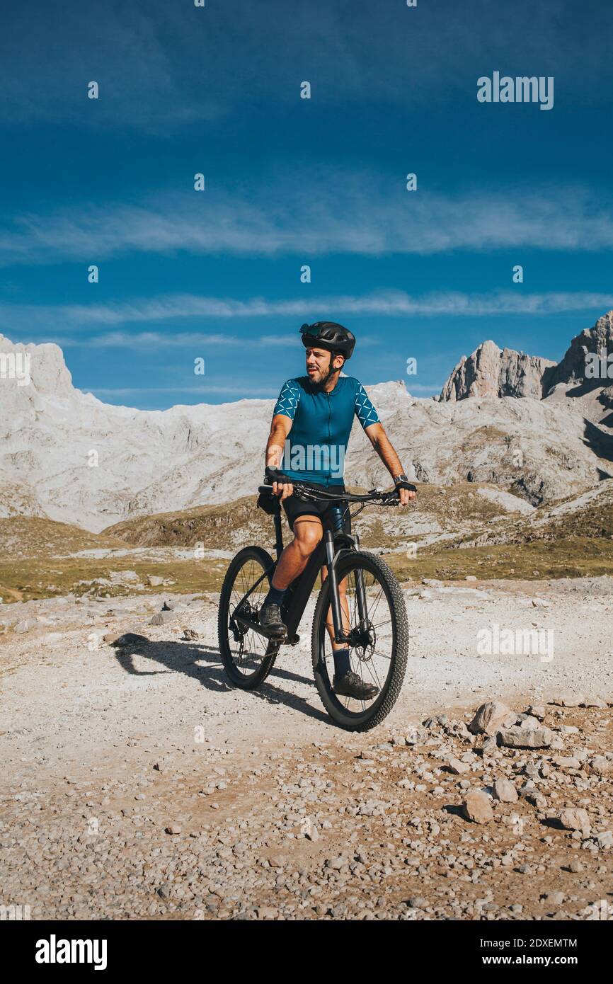 Ciclista con bicicletta per esplorare il Parco Nazionale di Picos de Europa in giornata di sole, Cantabria, Spagna Foto Stock
