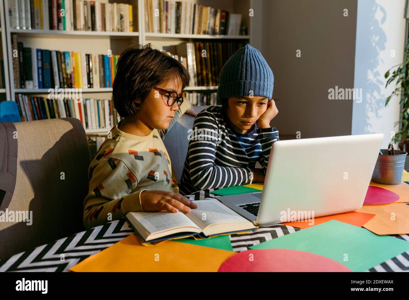 Ragazzi che si concentrano mentre si sta imparando via e-learning a casa con il laptop Foto Stock