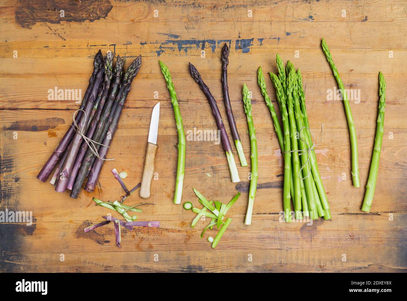 Coltello da cucina e gambi di asparagi freschi Foto Stock