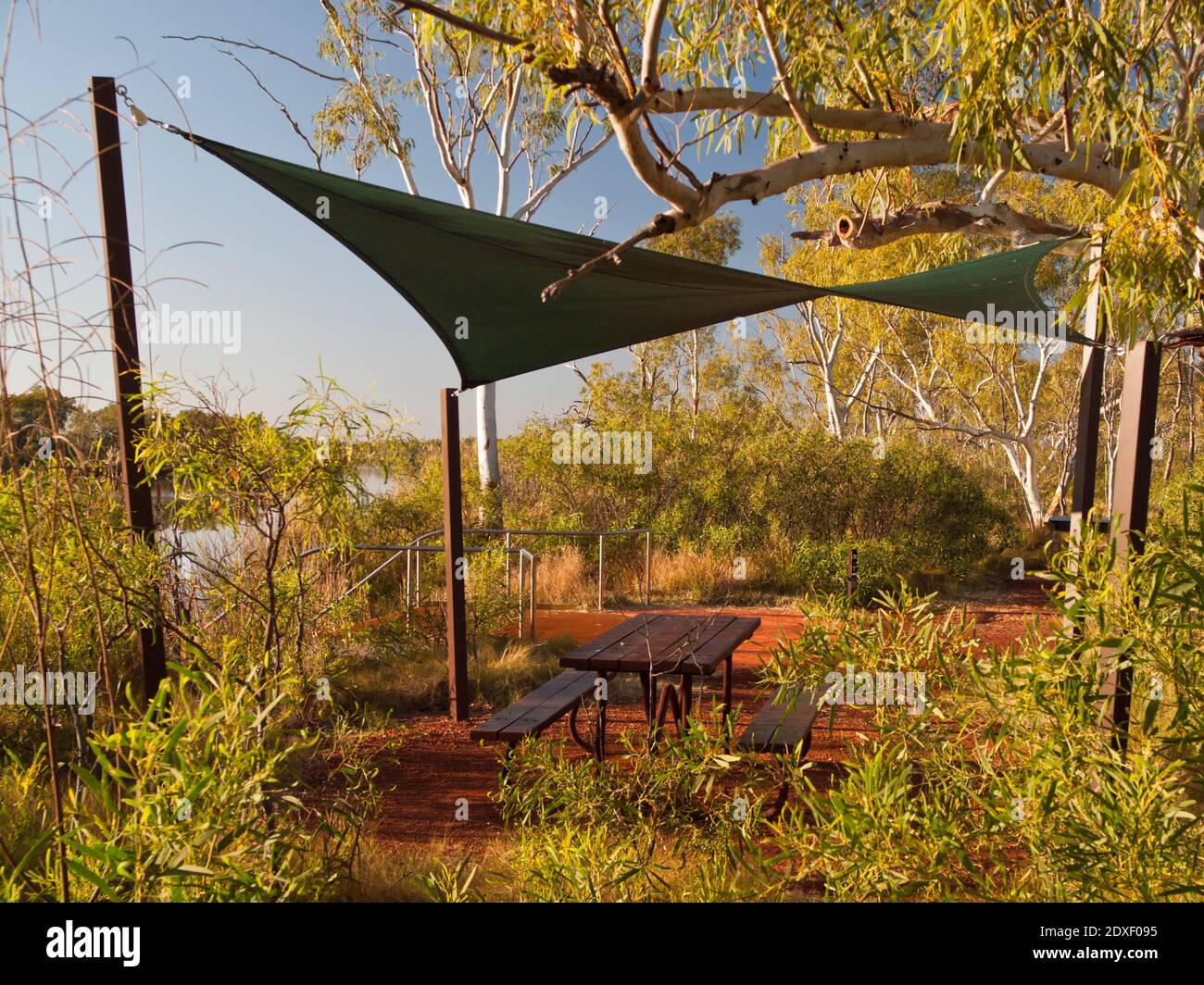 Tavolo da picnic e ombra, portata profonda, Millstream Chichester National Park, Pilbara Region, Australia Occidentale Foto Stock