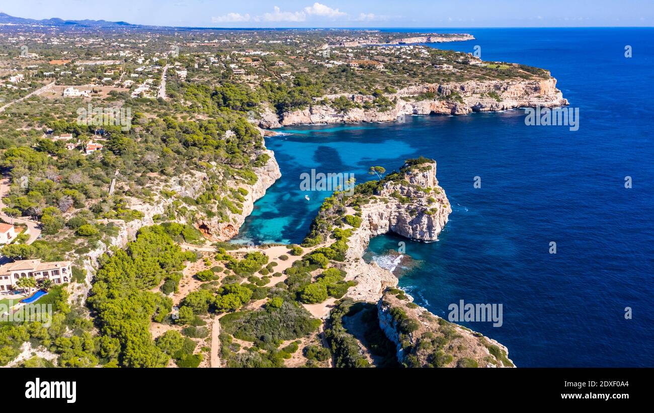 Luftaufnahme, Spanien, Baleari, Maiorca, Cala d'es Moro, Felsenküste bei Cala de s'Almonia, Naturschutzgebiet Cala Llombars Foto Stock