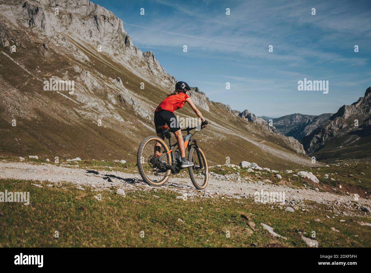Ciclista femminile in mountain bike al Parco Nazionale Picos de Europa, Cantabria, Spagna Foto Stock