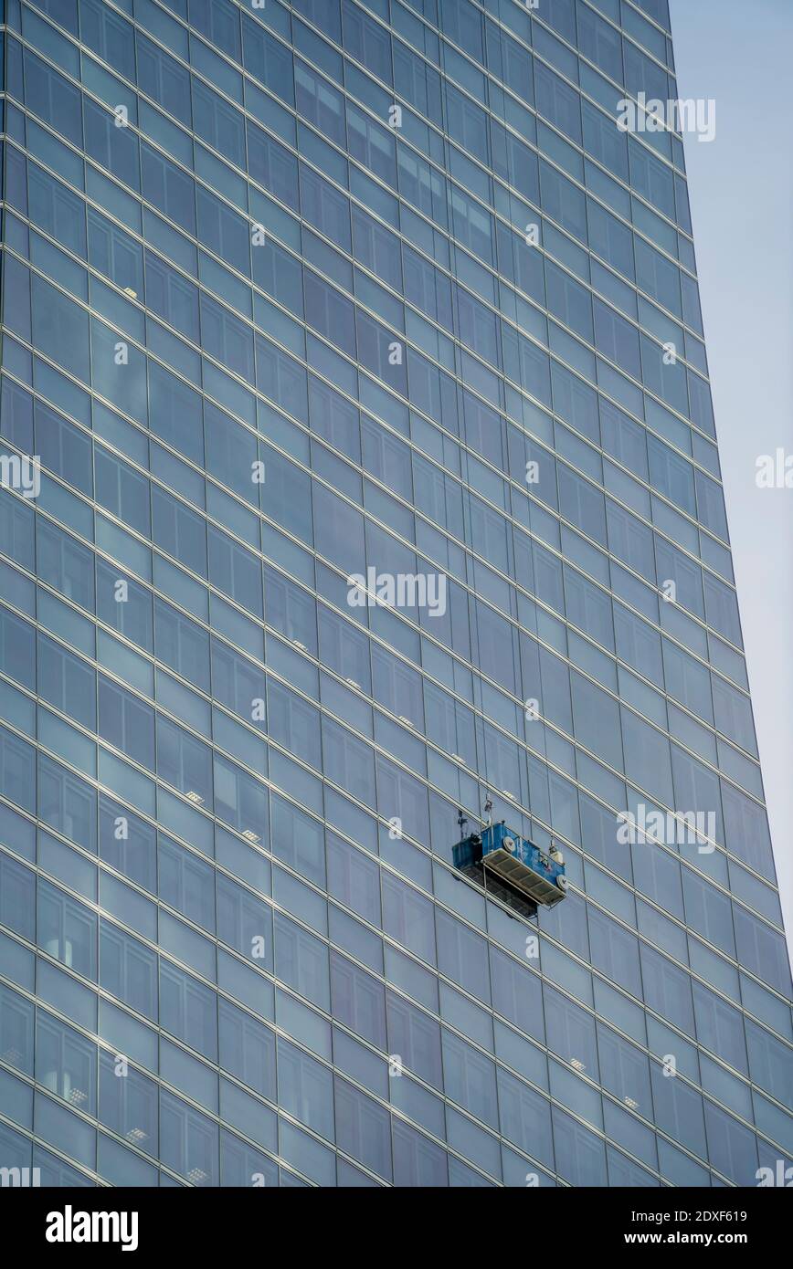 Piattaforma di lavavetri che appende le finestre del grattacielo anteriore  immagini e fotografie stock ad alta risoluzione - Alamy