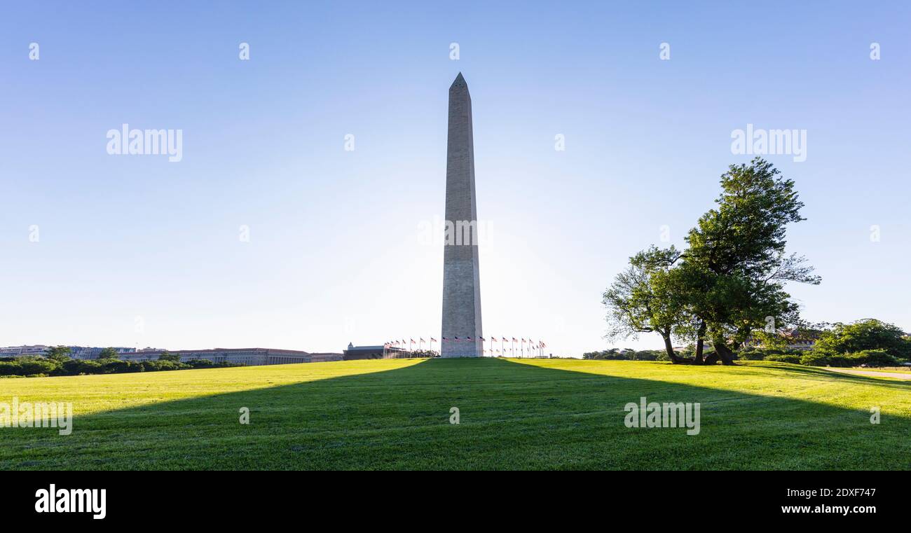 USA, Washington DC, Washington Monument che getta lunghe ombre sul prato circostante Foto Stock