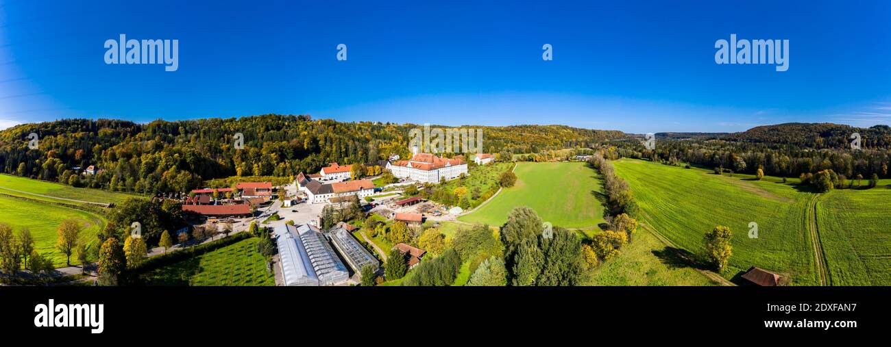 Germania, Baviera, Schaftlarn, elicottero vista dell'abbazia di Schaftlarn il sole giorno d'autunno Foto Stock