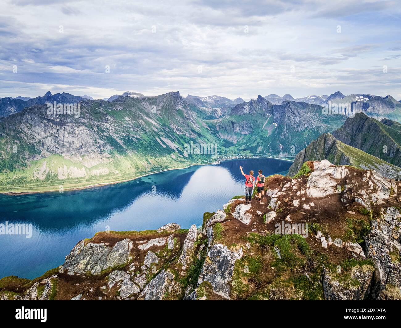 esploratore maschile guardando la vista in piedi sulla montagna a Husfjellet, Senja, Norvegia Foto Stock