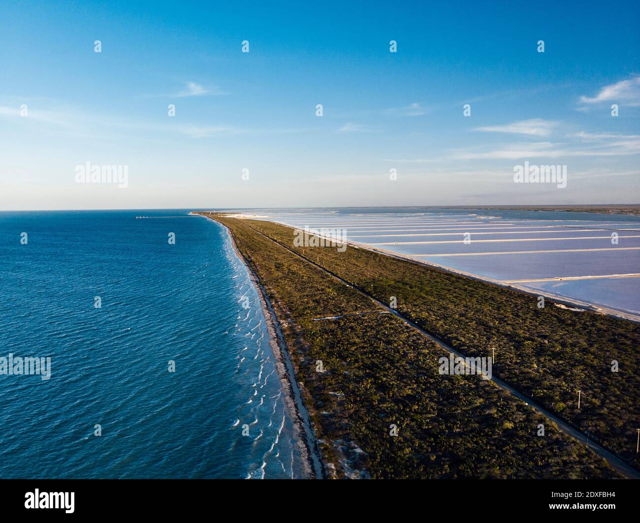 Vista aerea della strada che si estende lungo la riva della laguna salina, Las Coloradas, Yucatan, Messico Foto Stock