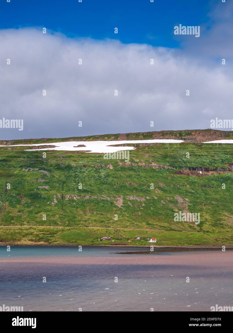 Fattoria appartata ai piedi della collina costiera in Westfjords Foto Stock