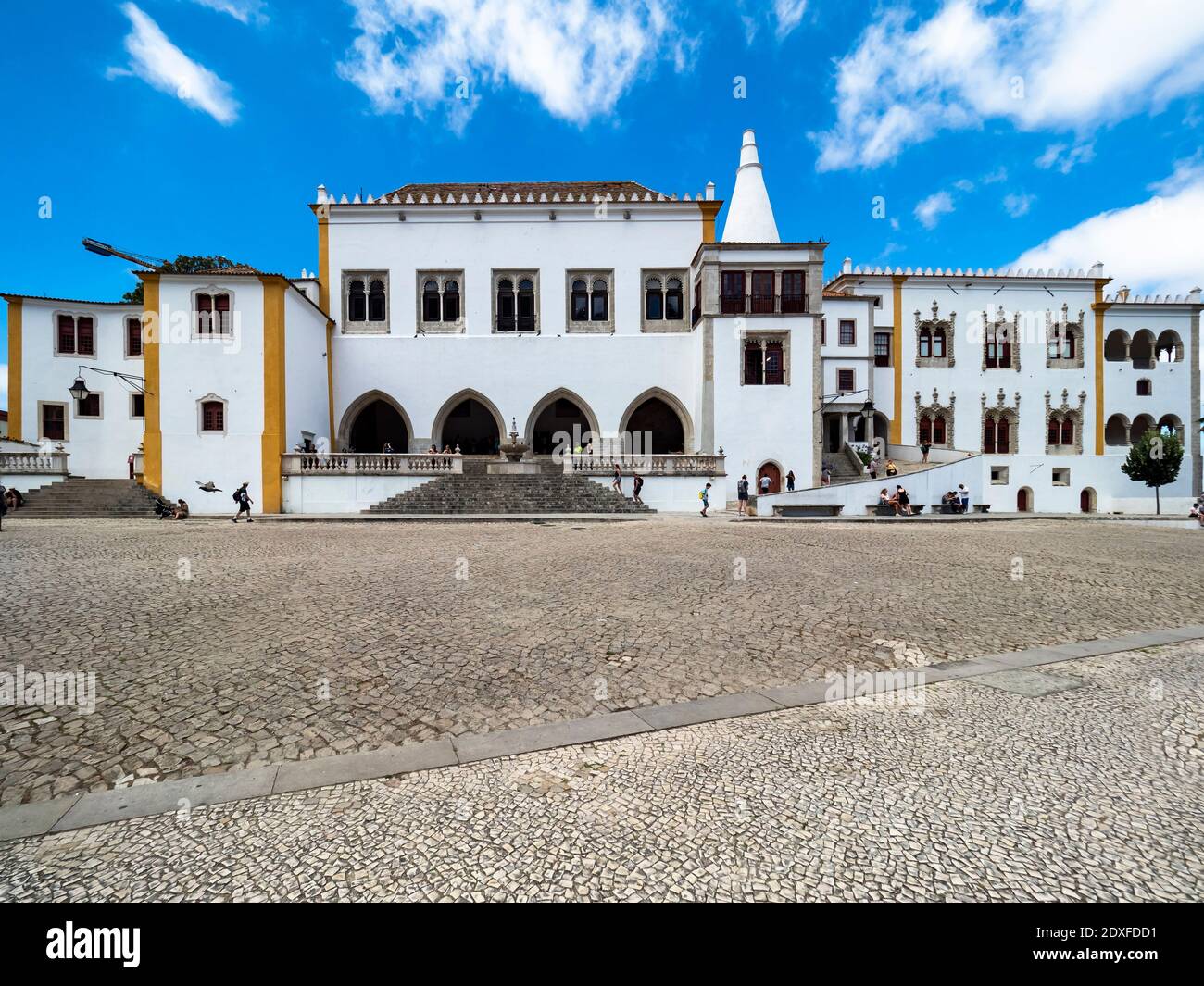 Portogallo, quartiere di Lisbona, Sintra, piazza Cobblestone di fronte al Palazzo Nazionale di Sintra Foto Stock Portogallo, quartiere di Lisbona, Sintra, piazza Cobblestone di fronte al Palazzo Nazionale di Sintra Foto Stock