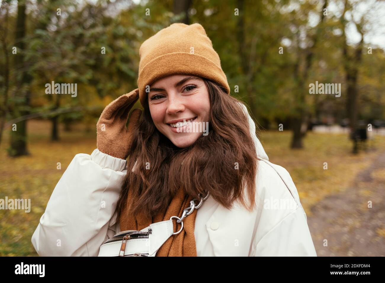 Bella giovane donna in autunno park Foto Stock