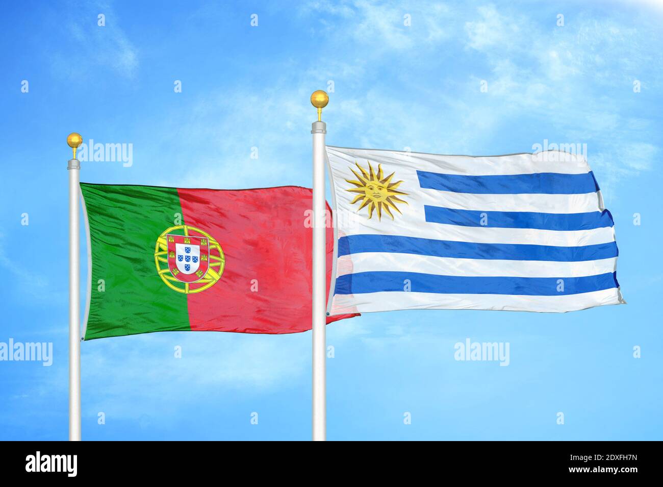 Portogallo e Uruguay due bandiere su flagpoli e cielo blu Foto Stock
