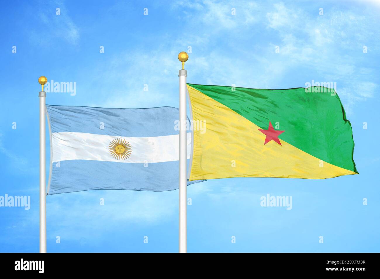 Argentina e Guiana francese due bandiere su paletti e blu cielo Foto Stock