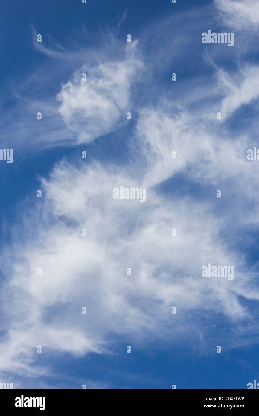 Un cirrus nuvole con un cielo blu background.Ice cristalli. Religione Foto Stock