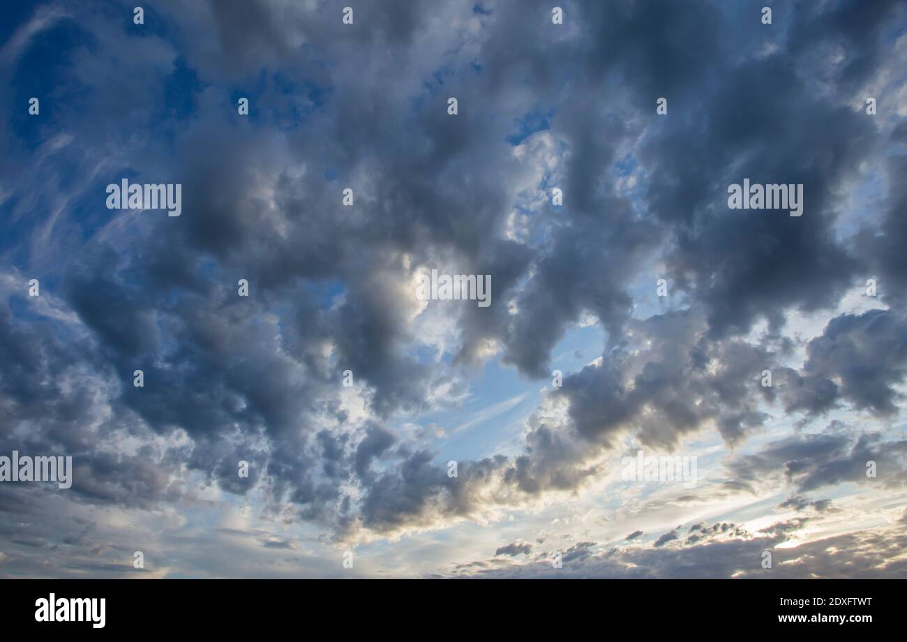 Un tipo di nuvole cirrocumulo e cirrus con uno sfondo blu cielo. Foto Stock
