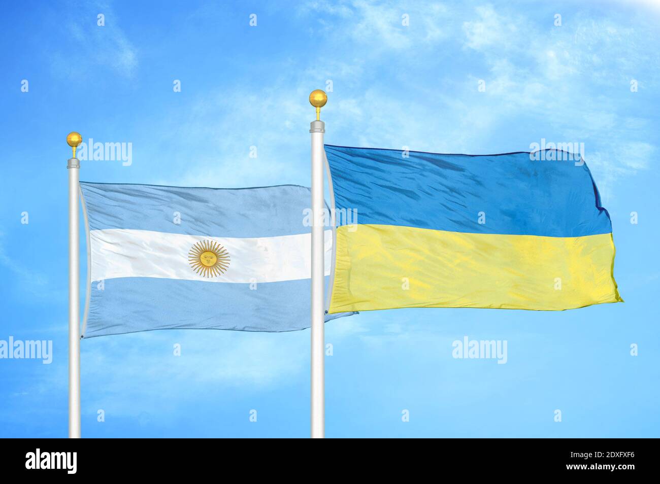 Argentina e Ucraina due bandiere su flagpoli e cielo blu Foto Stock