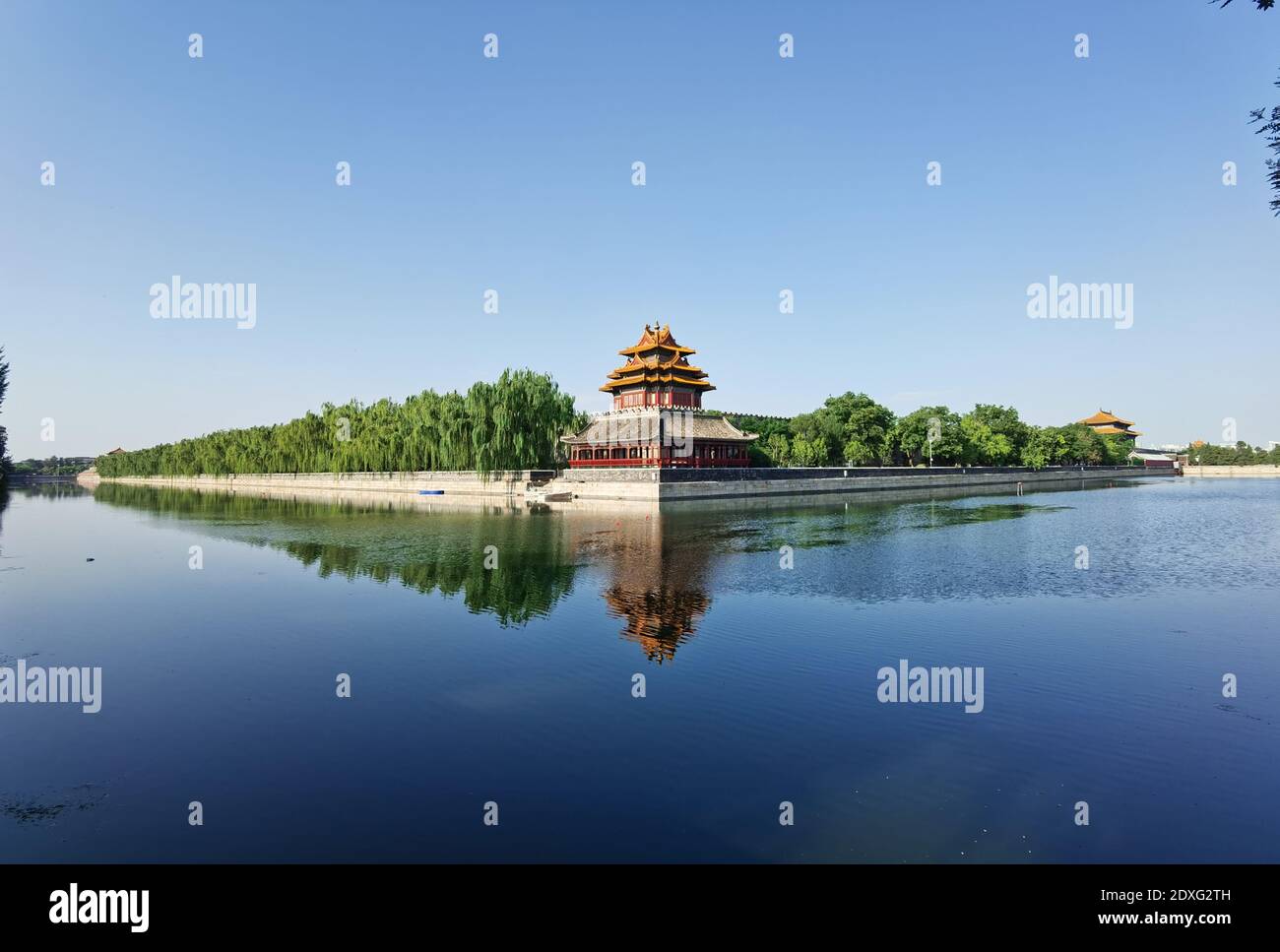(201224) -- PECHINO, 24 dicembre 2020 (Xinhua) -- Foto scattata con un telefono cellulare mostra una torretta del Museo del Palazzo a Pechino, capitale della Cina, 2 agosto 2020. L'anno 2020 segna il 600° anniversario della Città Proibita. Costruita tra il 1406 e il 1420, la Città Proibita misura 961 metri da nord a sud e 753 metri da est a ovest, su un'area di circa 720,000 metri quadrati. Caratterizzato da pareti rosse e da tegole smaltate gialle, rappresenta il culmine della tradizionale architettura sontuosa cinese, influenzando gli sviluppi culturali e architettonici dell'Asia orientale e della regione surrana Foto Stock