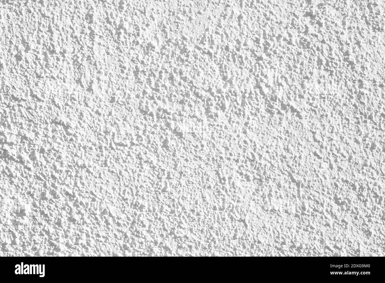 A cemento bianco tessitura pietra calcestruzzo, pietra intonacata parete stucco; verniciato piatto sbiadimento pastello sfondo bianco grigio pieno pavimento grana. Parte superiore ruvida Foto Stock
