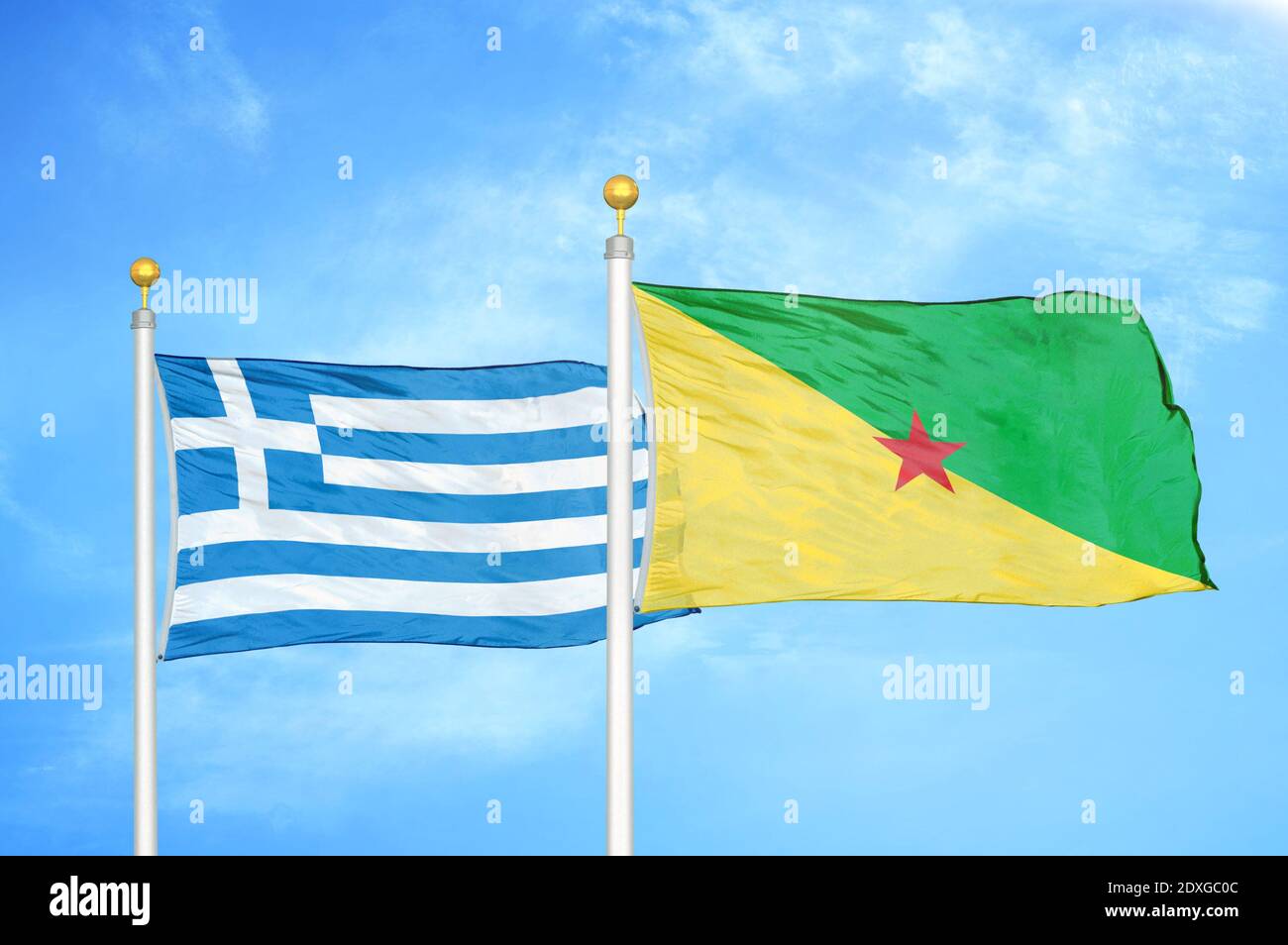 Grecia e Guyana francese due bandiere su flagpoli e blu cielo Foto Stock