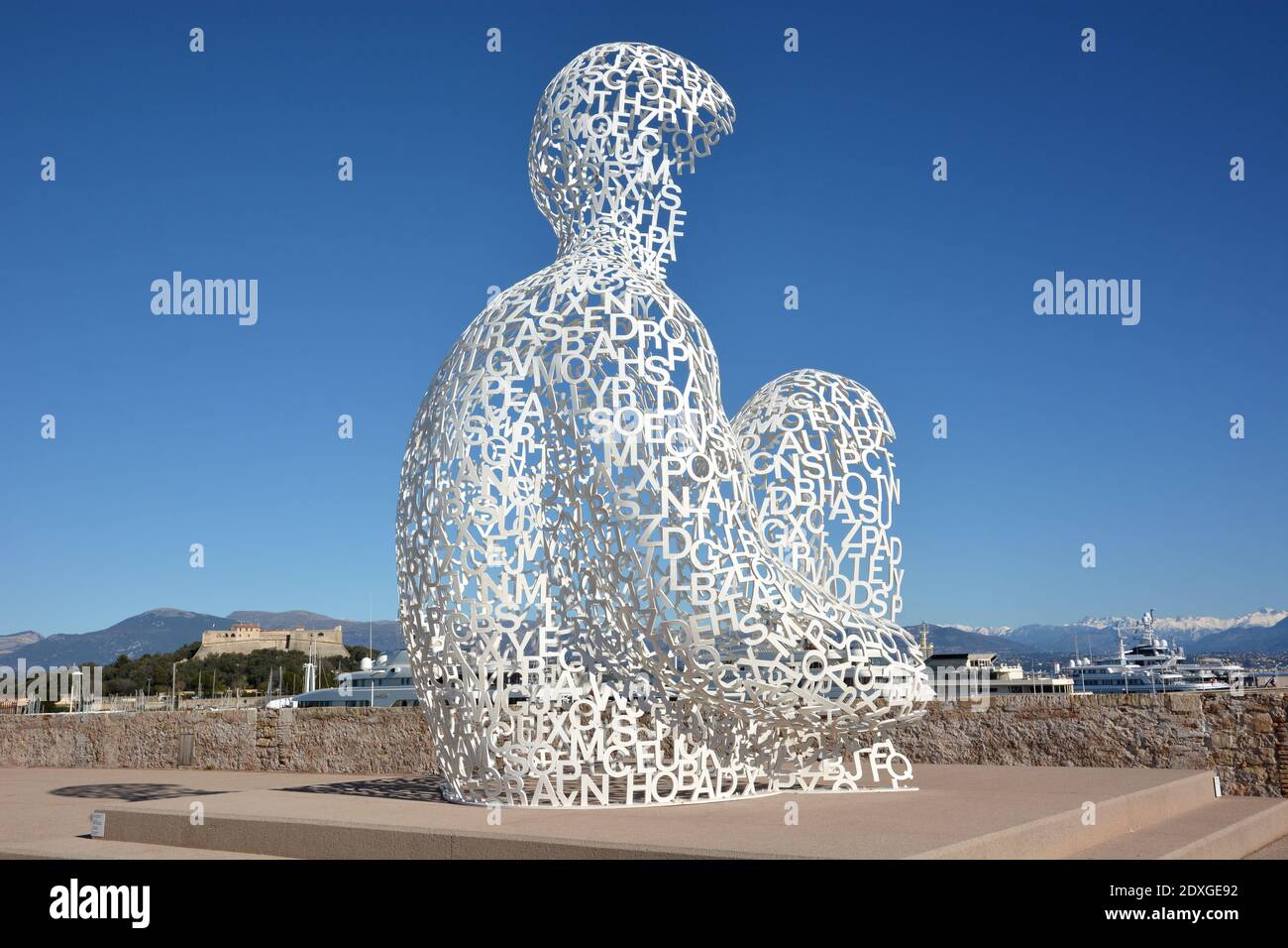 Francia, costa azzurra, Antibes, la Nomade dell'artista spagnolo Jaume Plenza, una scultura di una figura squadrante fatta di lettere dipinte in acciaio bianco. Foto Stock