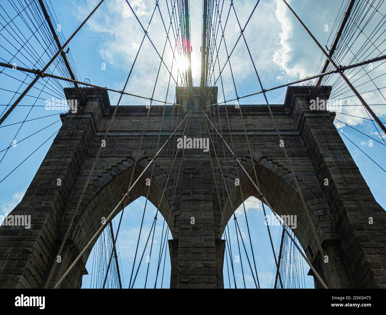 Ponte di Brooklyn in un luminoso giorno d'estate a New York City Foto Stock