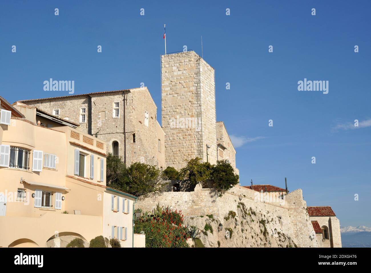 Francia, costa azzurra, Antibes, il castello di Grimaldi è classificato monumento storico, oggi è un museo dedicato a un famoso artista surrealista. Foto Stock