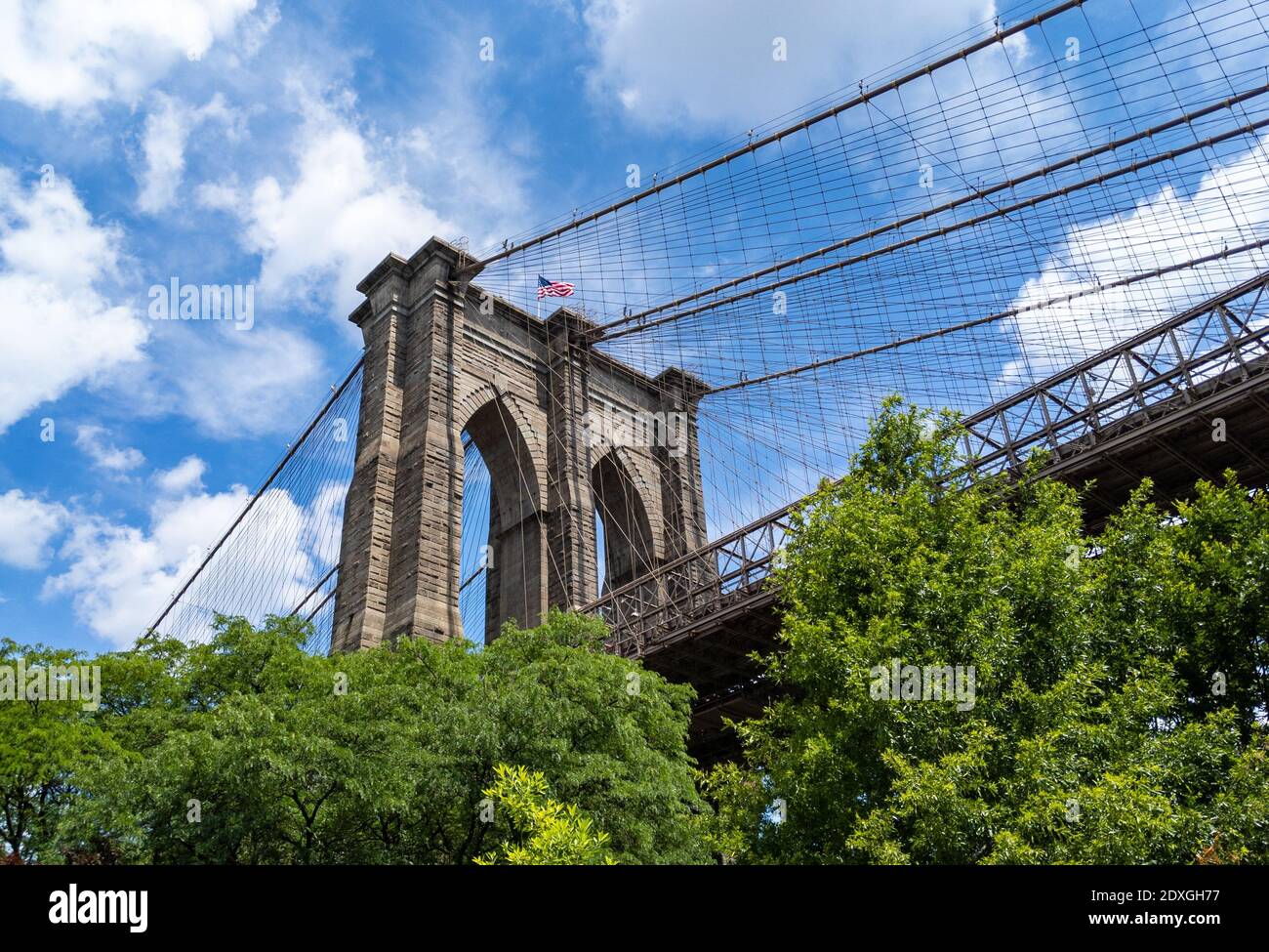 Ponte di Brooklyn in un luminoso giorno d'estate a New York City Foto Stock