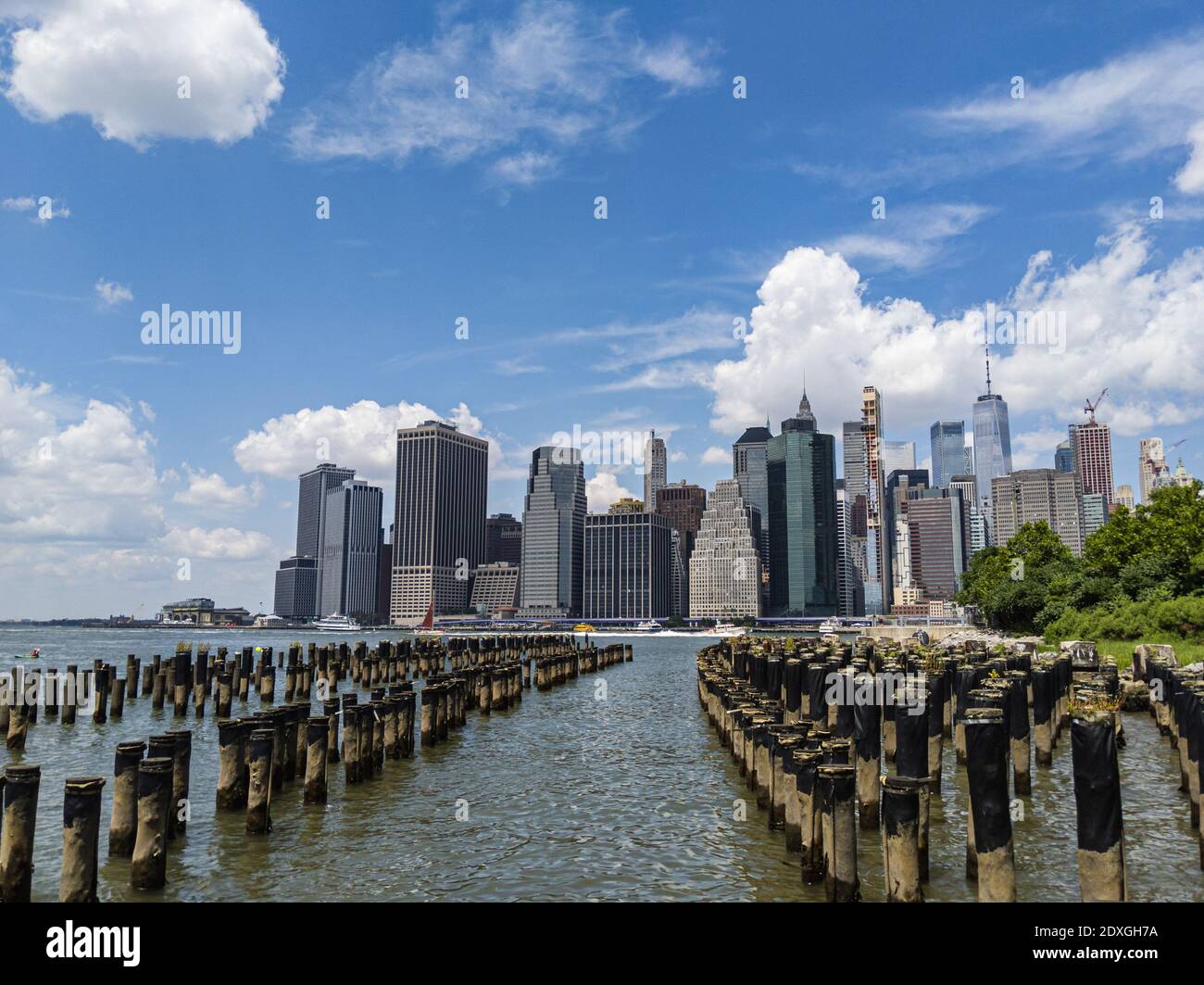 Vista dei grattacieli del quartiere finanziario di Manhattan dalla riva di Brooklyn Foto Stock