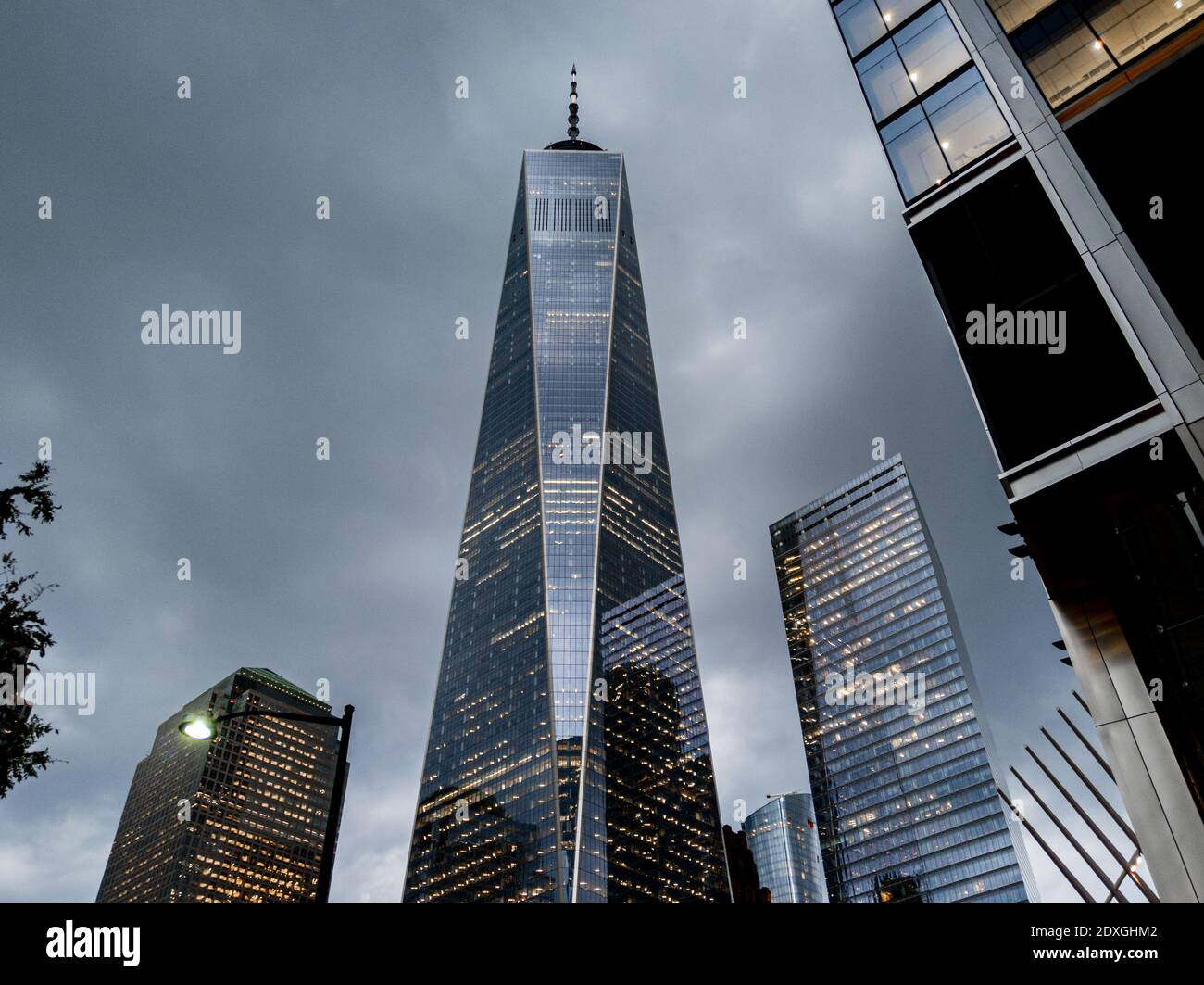 Guardando in alto al One World Trade Center di Manhattan, New York City, nella notte nuvolosa e buia Foto Stock