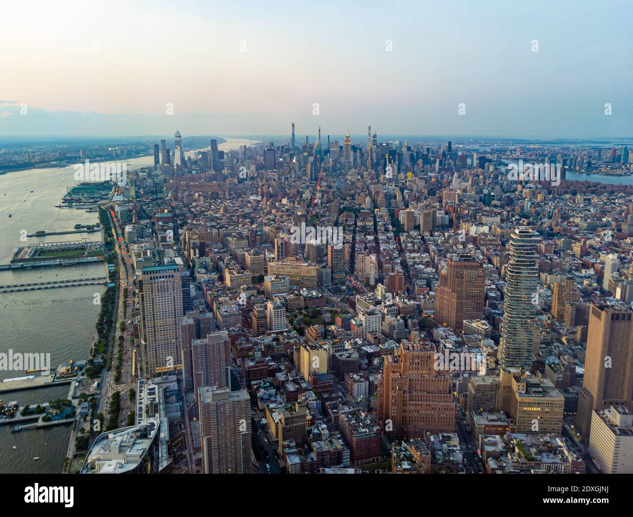 Vista aerea del paesaggio urbano di Manhattan New York prima del tramonto, vista dal One World Trade Center rivolto a nord Foto Stock
