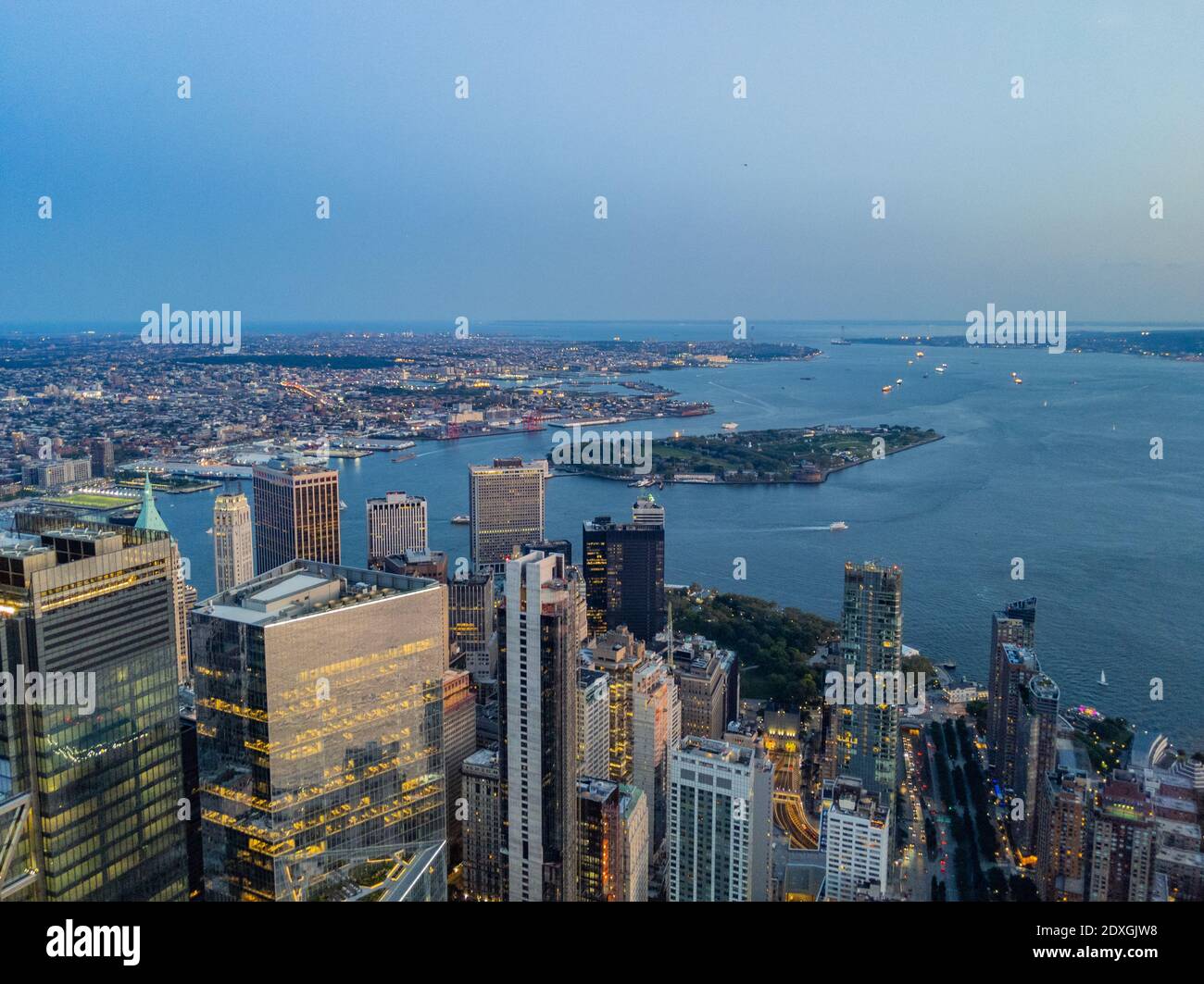 Vista aerea del quartiere finanziario, Governors Island e Brooklyn prima del tramonto, vista dal One World Trade Center rivolto a sud Foto Stock