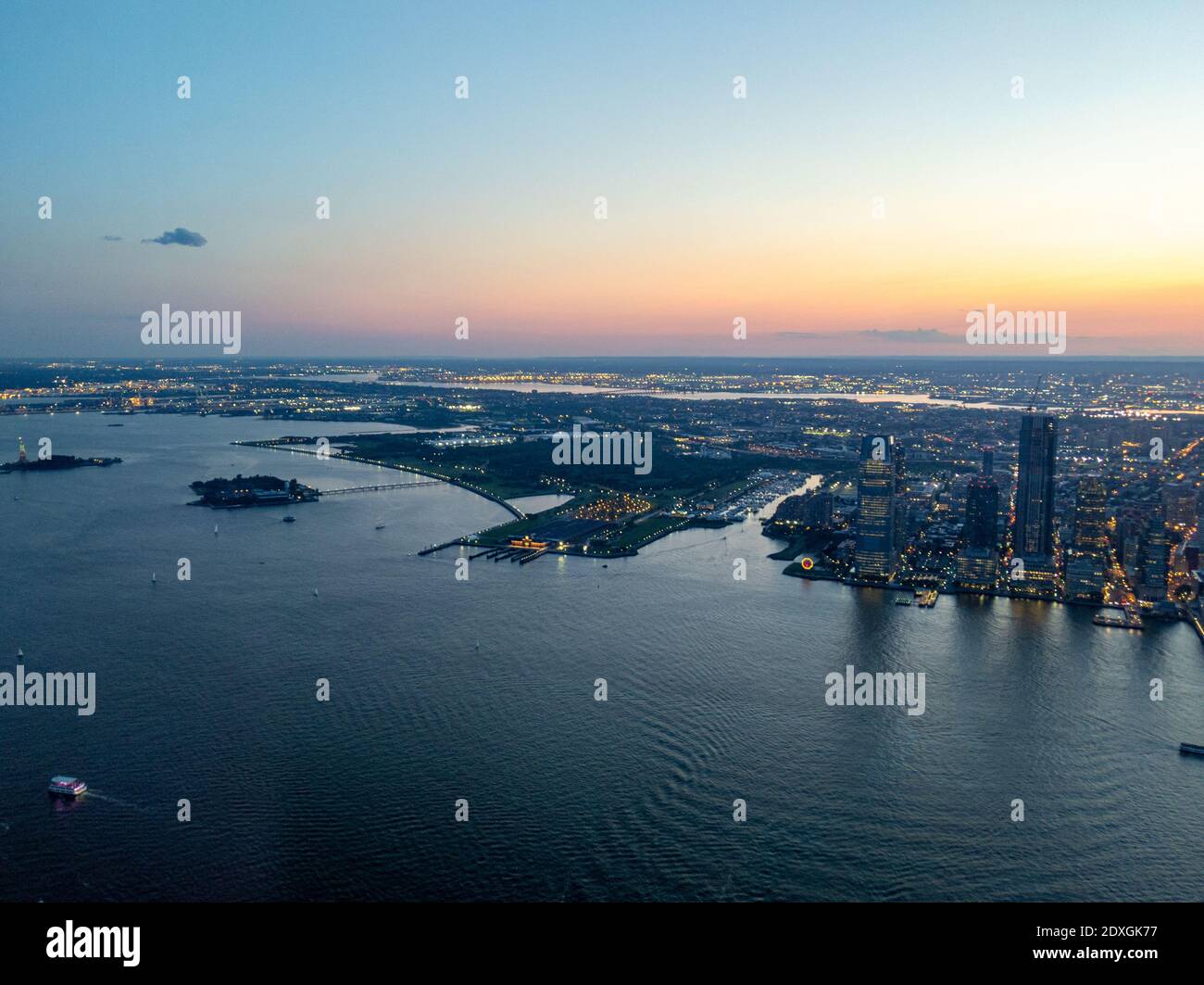 Vista aerea di Jersey City, Ellis Island e Liberty Island al tramonto, vista dal One World Trade Center che si affaccia a sud-ovest Foto Stock