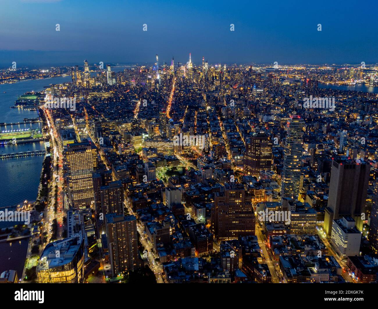 Vista aerea del paesaggio urbano di Manhattan New York di notte, vista dal One World Trade Center rivolto a nord Foto Stock