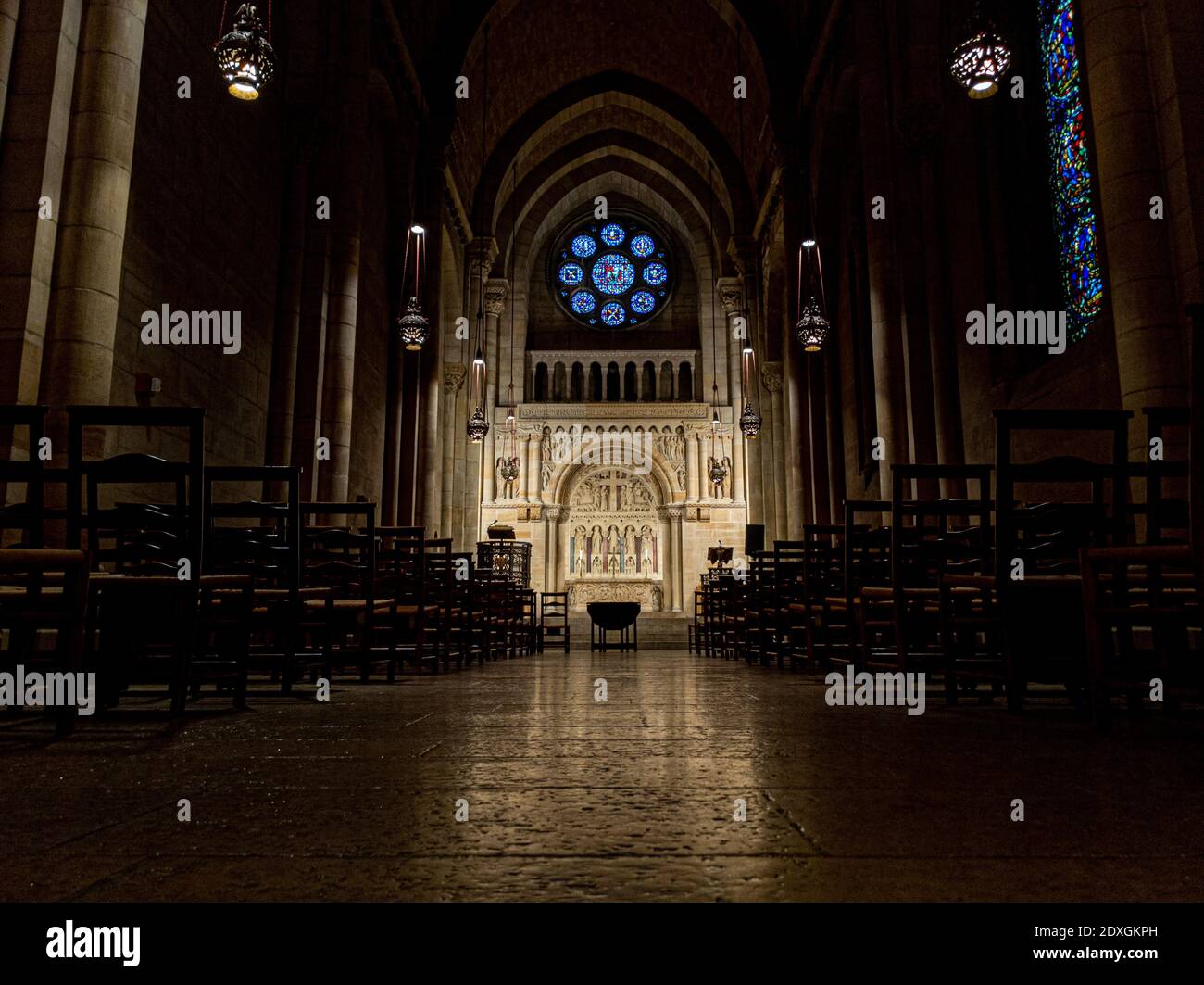 Cappella vuota nella chiesa di Riverside, vista dal retro in condizioni di scarsa illuminazione Foto Stock