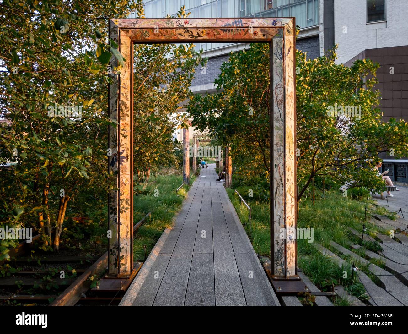 Le cornici decorate delle porte sono in stile PATH on the High Line a Chelsea, Manhattan, New York City Foto Stock