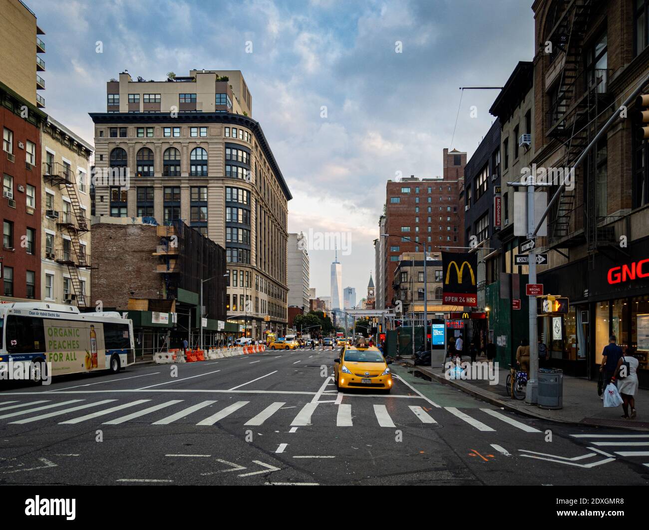 Street a Chelsea, Manhattan, New York City con vista del One World Trade Center in lontananza Foto Stock