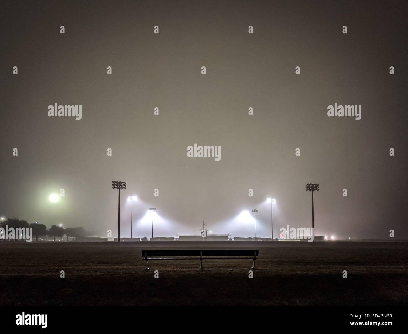 Luci luminose per eventi su notte nebbia nei campi da calcio a. L'Università del Texas a Dallas Foto Stock