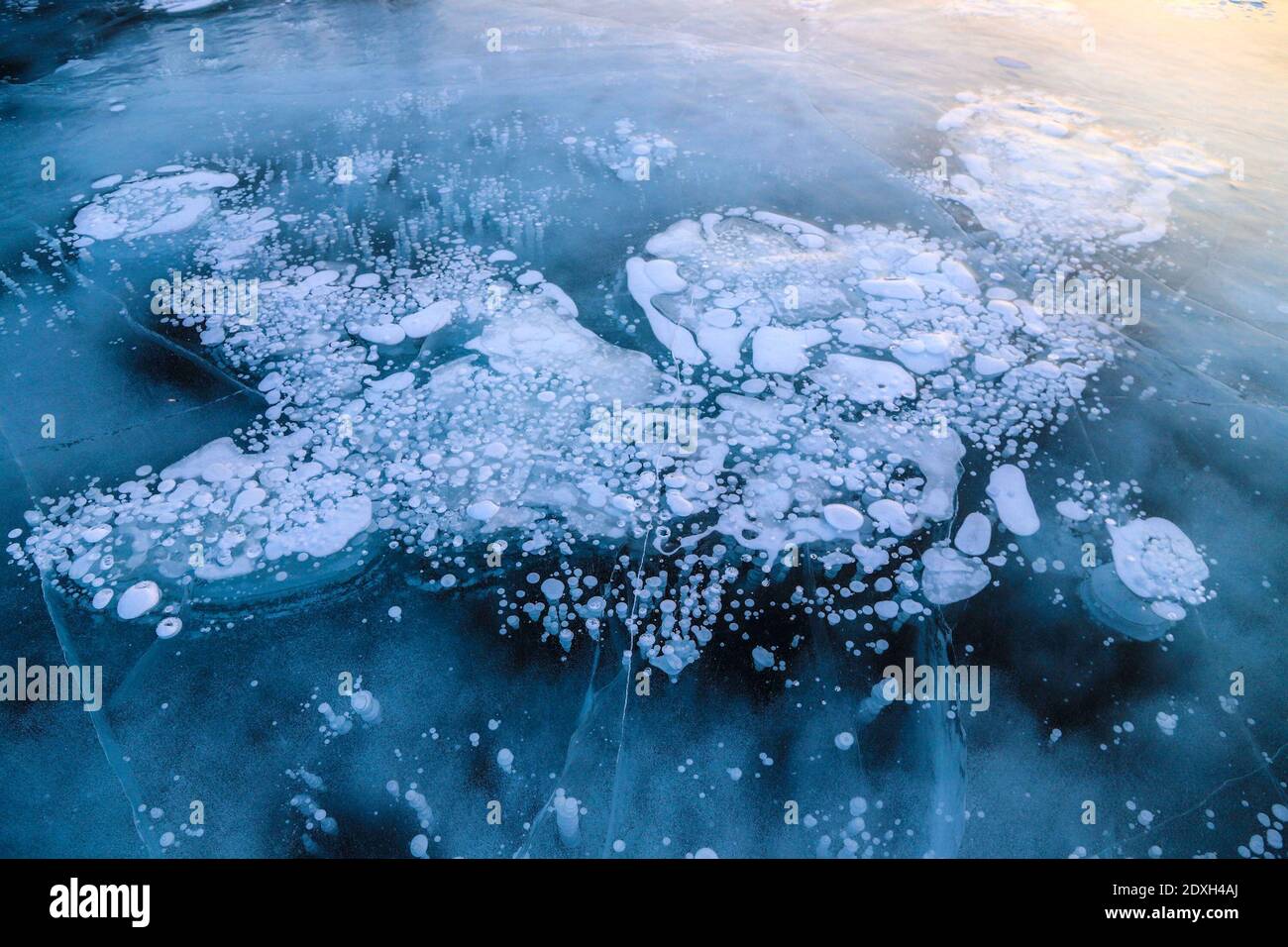 Baishan, Cina. 23 dicembre 2020. La bellezza del lago di ghiaccio blu a Baishan, Jilin, Cina il 23 dicembre, 2020.(foto da TPG/cnsphotos) credito: TopPhoto/Alamy Live News Foto Stock