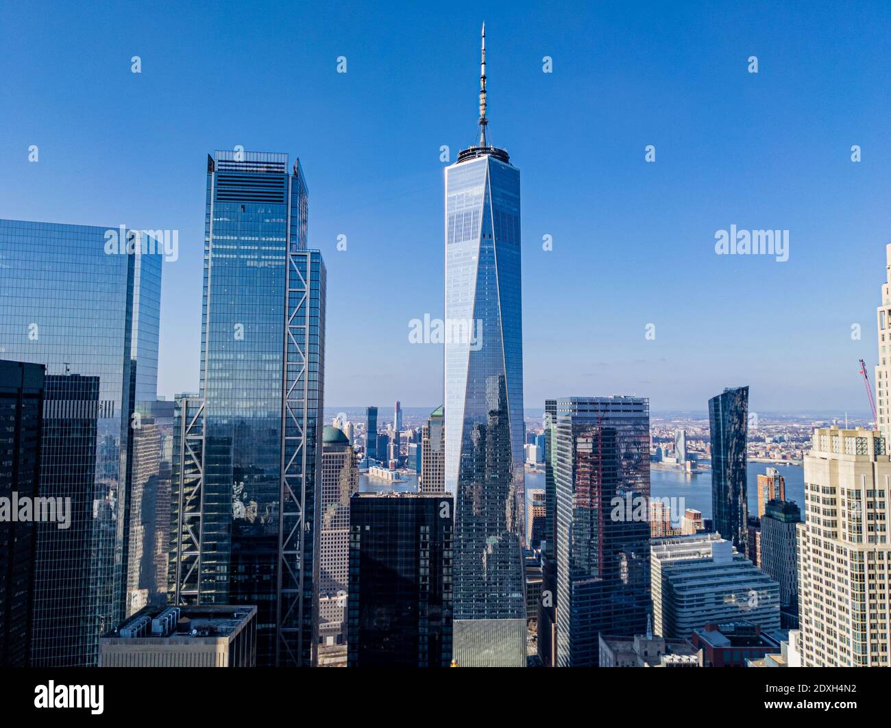 Vista elevata di One World Trade Center e altri grattacieli nel quartiere finanziario di Manhattan, New York City Foto Stock