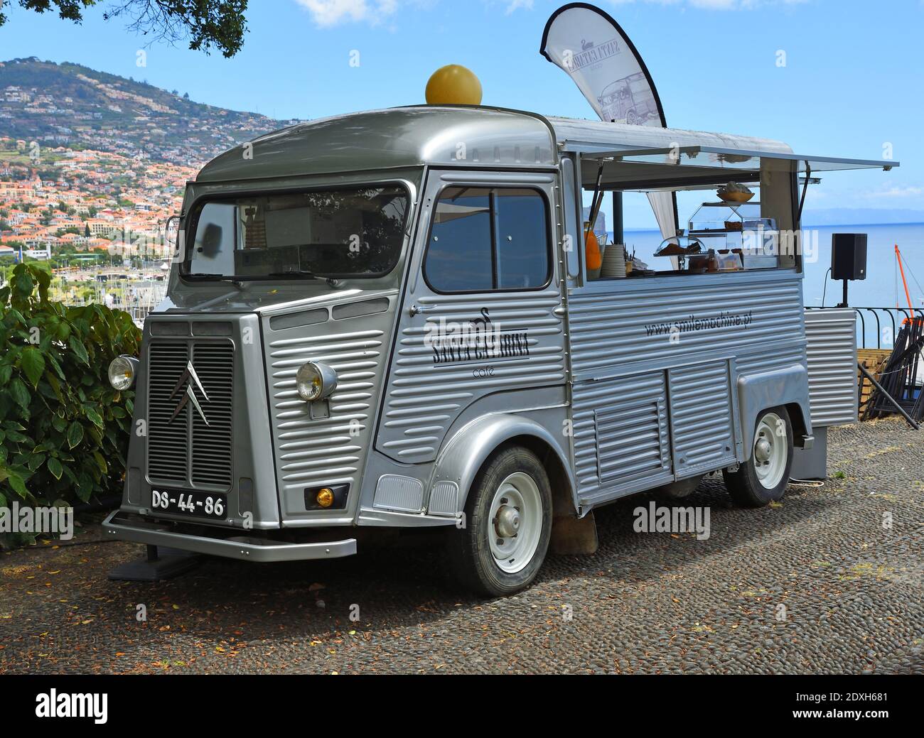 Il classico pulmino Citroën è utilizzato come caffetteria nel parco Funchal Madeira. Foto Stock