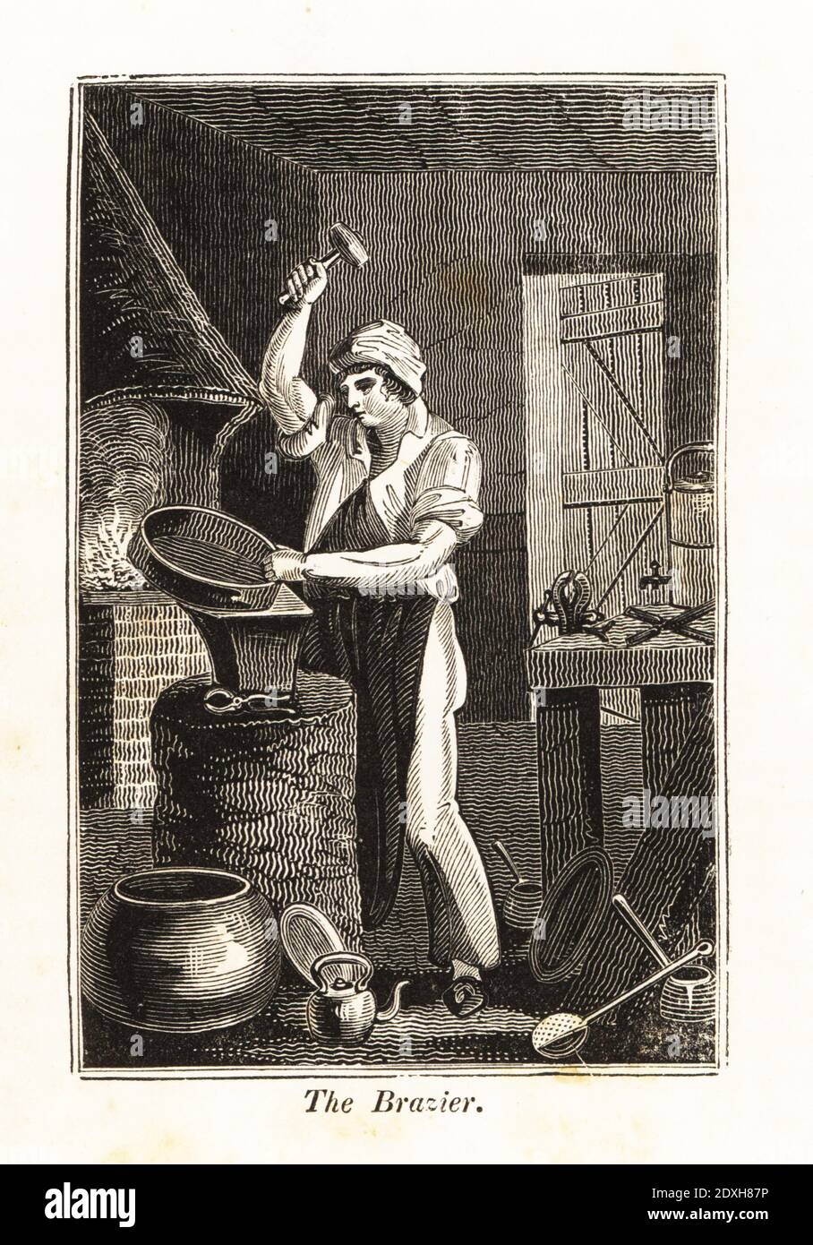 Braciere in grembiule e cappuccio martellando una padella di ottone con un mazzuolo in un'officina. Il negozio ha un tavolo da lavoro e forno, bollitore, pentola e cucchiaio e utensili. Incisione di blocchi di legno dal Libro dei mestieri inglesi, o Biblioteca di arti utili, F.C.& J. Rivington, Londra, 1821. Foto Stock