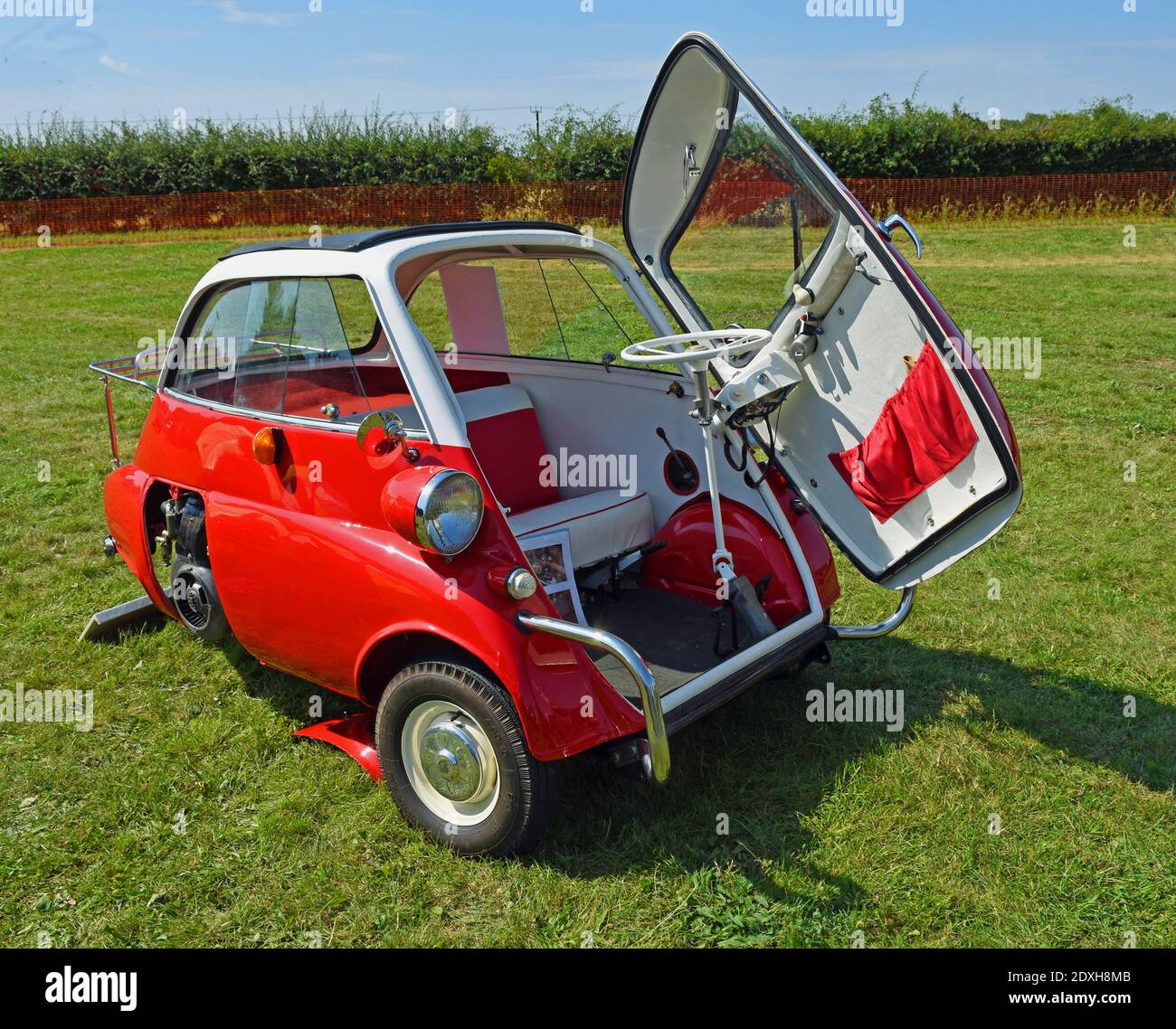 BMW Isetta 300 classica rossa e bianca, bollicine a 3 ruote parcheggiate sull'erba Foto Stock