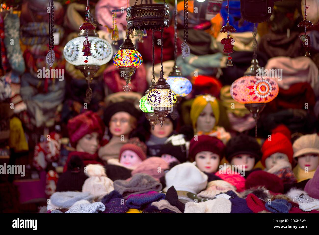 accessori in lana per l'inverno illuminati da lampade originali Foto Stock