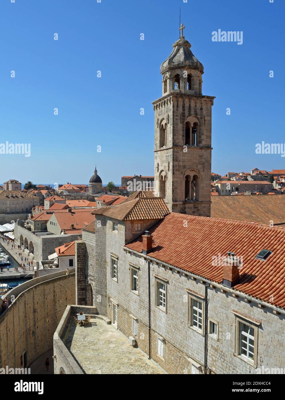 Dubrovnik Muro Chiesa Campanile e piccolo porto. Foto Stock