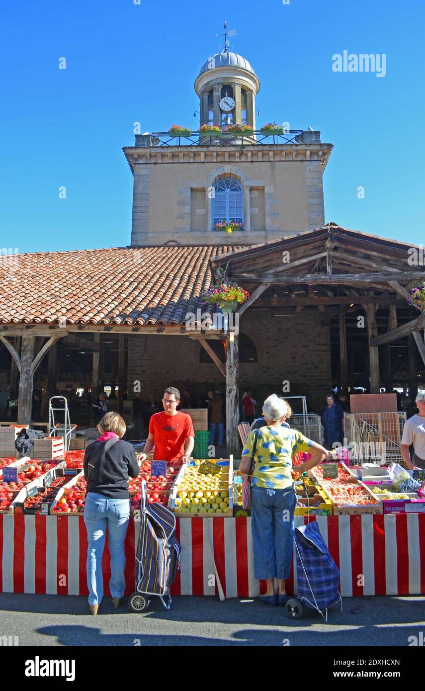 Acquirente che acquista frutta presso il mercato coperto hisotrico di Revel Languedoc Roussillon Francia Foto Stock