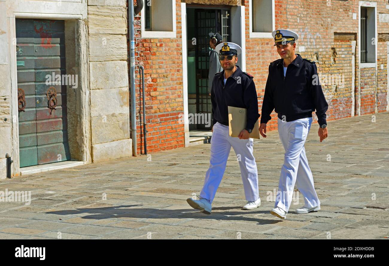 Due ufficiali di navi da crociera che camminano in uniforme a Venezia Foto Stock