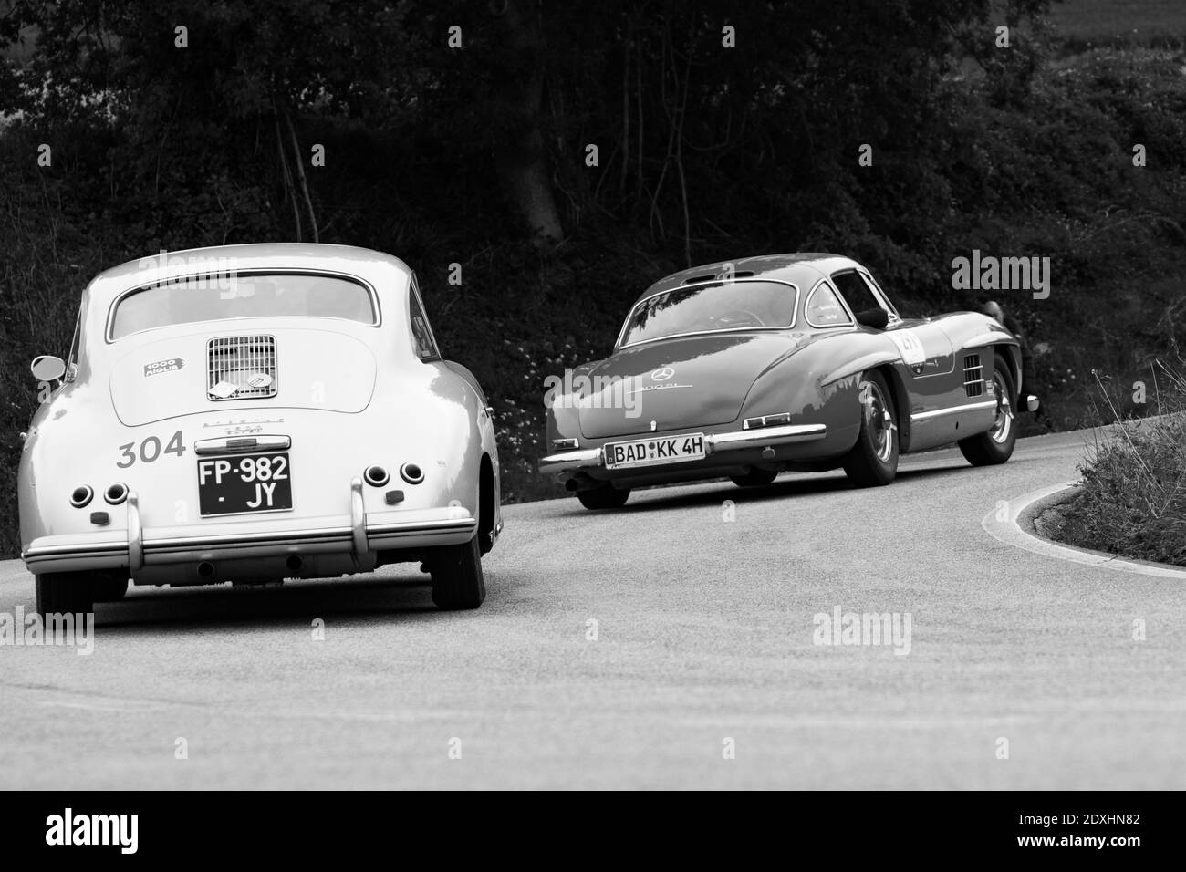 CAGLI , ITALY - OTT 24 - 2020 : MERCEDES-BENZ 300 SL W 198 1955 PORSCHE 356 1600 COUPE 1956 su una vecchia vettura da corsa nel rally Mille miglia 2020 la famosa Foto Stock