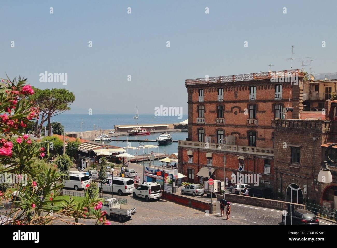 Sorrento, Italy - Jul 9, 2019: Località turistica in riva al mare Foto Stock