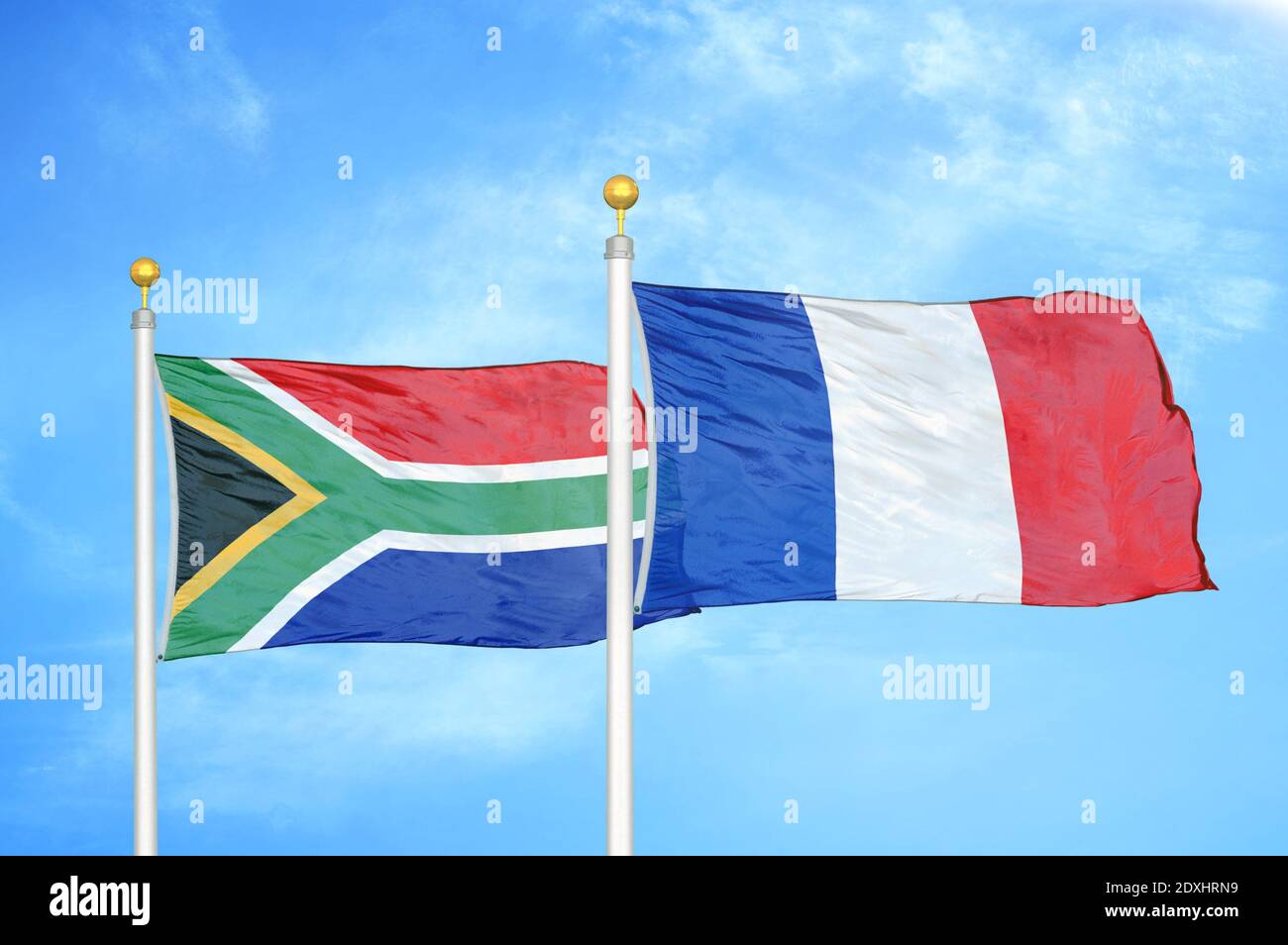 Sudafrica e Francia due bandiere su paletti e blu cielo Foto Stock