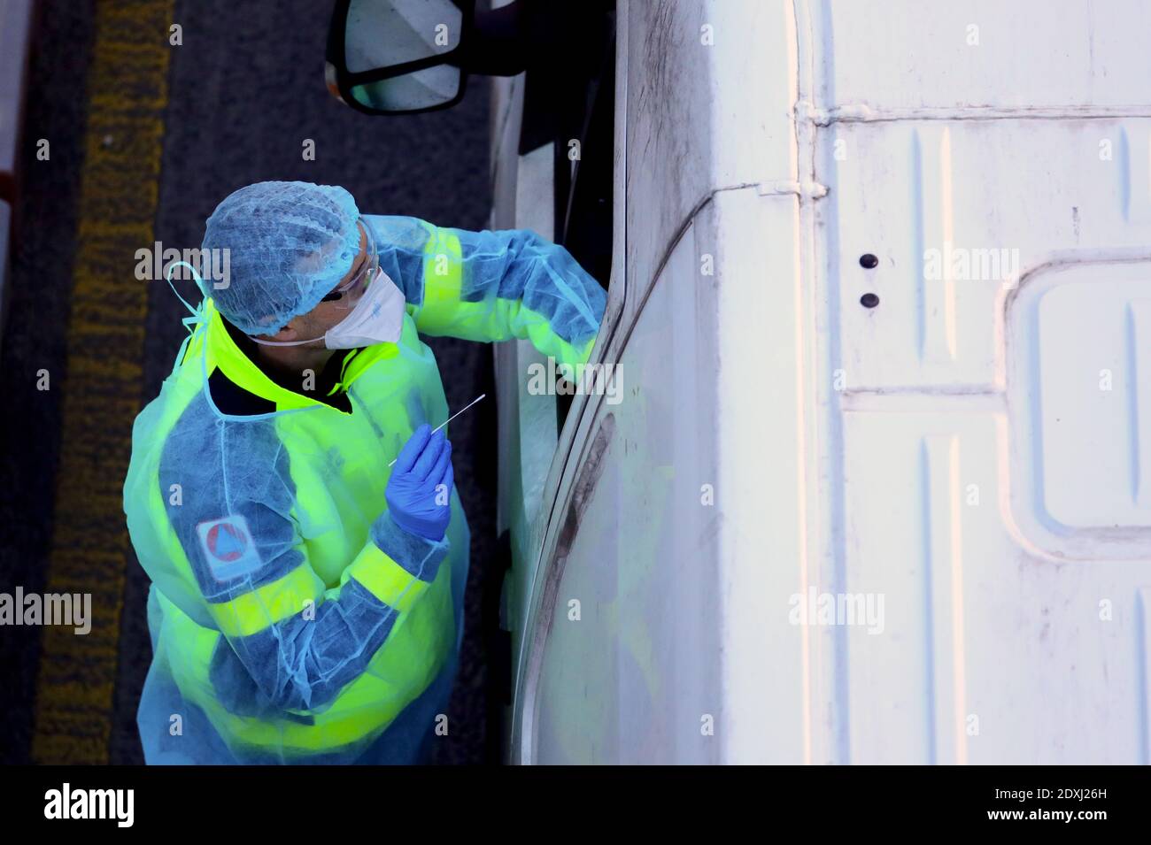 Un uomo conduce un test COVID-19 attraverso la finestra di un furgone al porto di dover, Kent, dove migliaia di persone aspettano di riprendere il loro viaggio attraverso la Manica dopo la riapertura dei confini con la Francia. I ritardi continuano, in quanto i viaggiatori devono essere in grado di dimostrare un risultato negativo del test effettuato nelle ultime 72 ore per poter attraversare la Francia. Foto Stock