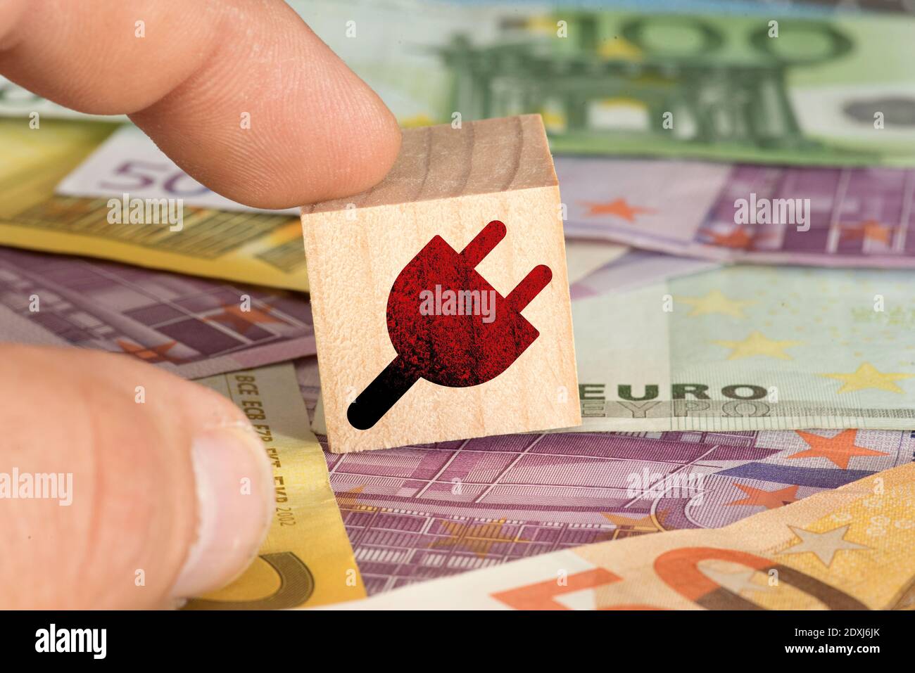 Banconote in euro e prezzo dell'elettricità Foto Stock